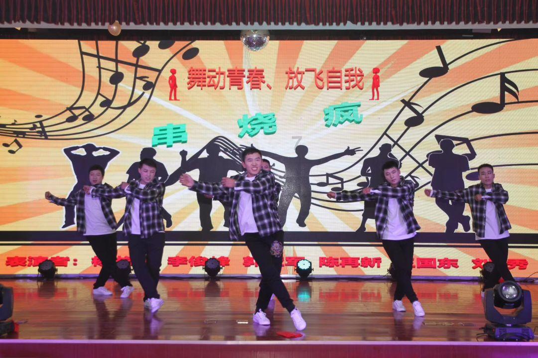 地铁人潮中，那抹“警察蓝”格外让人安心